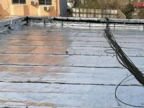 交城卫生间漏水维修公司分享下交城屋面楼顶防水刚性防水层施工要点。